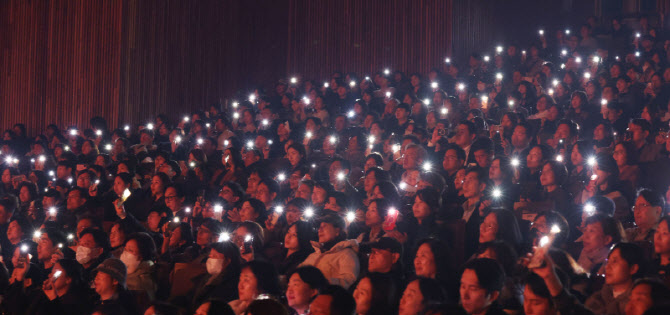 어둠을 밝히는 희망의 빛                                                                                                                                                                           