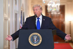 트럼프, 대법 관세 위법 판결에 불만…재심 가능성 거론