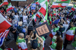 이란인들, 하메네이 사망에 엇갈린 반응…국영방송은 애도·거리선 환호