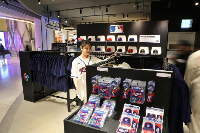 롯데百,  2026WBC 앞두고 '파나틱스 팝업스토어' 오픈                                                                                                                                      