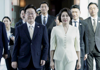 이재명 대통령, 싱가포르 도착…순방 일정 돌입