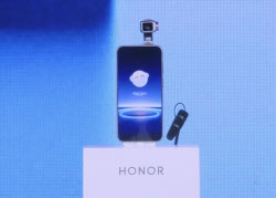 로봇폰은 고개 끄덕이고 휴머노이드는 공중제비…MWC26 달군 中 아너