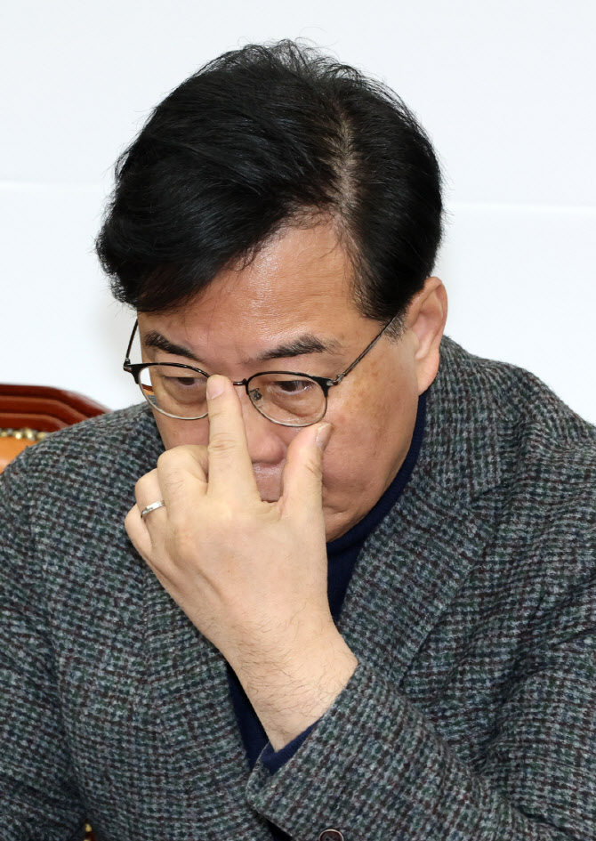 생각에 잠긴 송언석 원내대표                                                                                                                                                                       