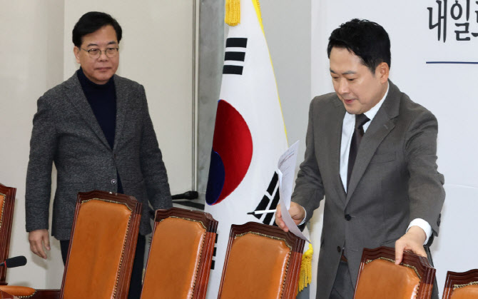 최고위원회의 참석하는 장동혁-송언석                                                                                                                                                               