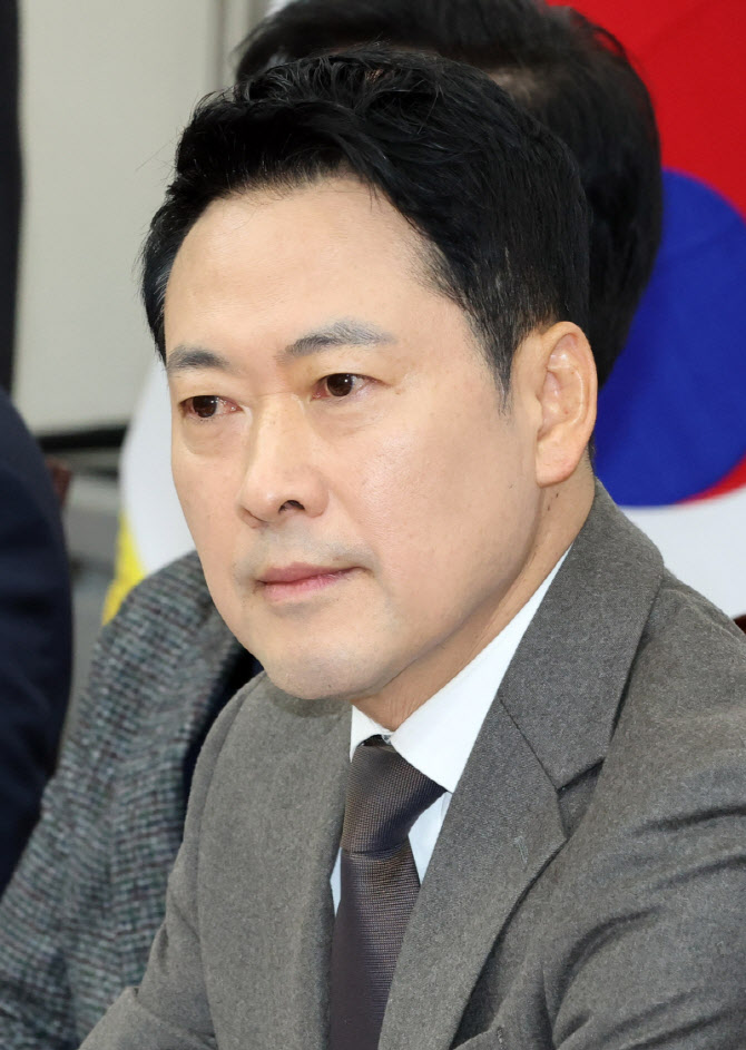 취재진 바라보는 장동혁 대표                                                                                                                                                                       