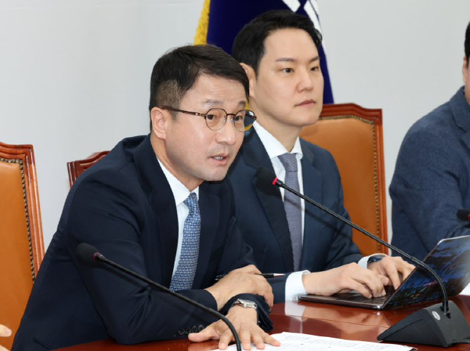 현안 관련 기자간담회에서 발언하는 한병도 원내대표                                                                                                                                                 