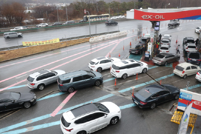 유가 급등 가능성 올라가니 주유 행렬                                                                                                                                                               