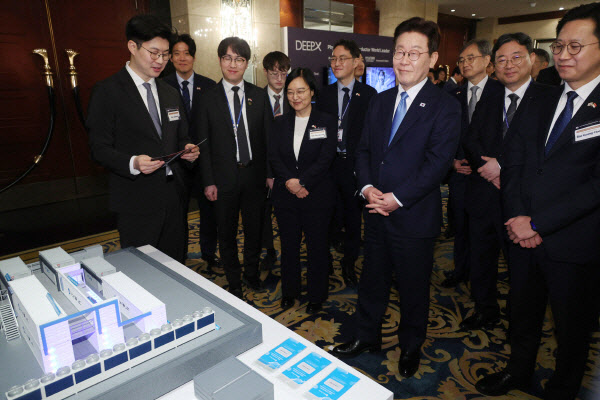 李, 싱가포르서 '세계 7위' 韓 자율주행 스타트업 격려 - 뉴스 썸네일 이미지