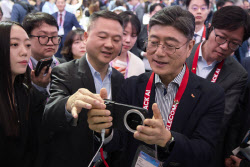 SKT 사장님도 놀란 '대륙의 실수' 샤오미…폰부터 차·집까지 다 연결