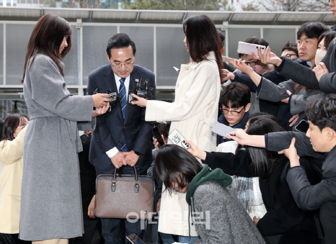  취재진에 인사하는 박홍근 후보자                                                                                                                                                                  