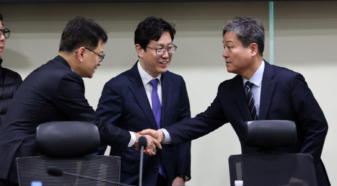 외교부 직원들과 인사 나누는 김영배 더불어민주당 외교통일위원회 간사                                                                                                                               