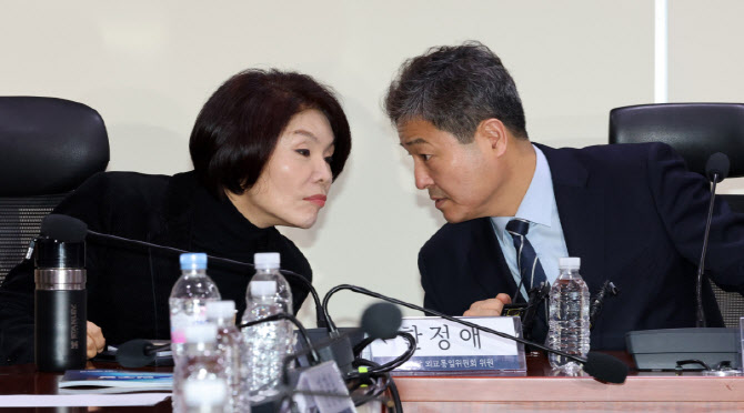 이야기 나누는 한정애-김영배                                                                                                                                                                       