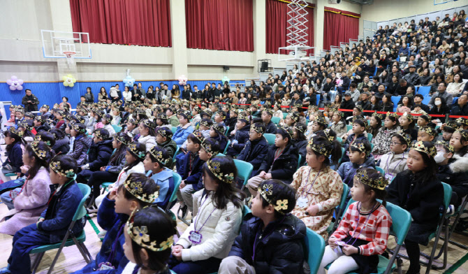 초등학교 입학식, 학생이란 '왕관'을 쓴 아이들                                                                                                                                            