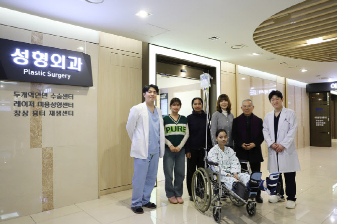 선천성 만곡족으로 양측 발 절단 위기 캄보디아 환자에게 새 삶 선물
