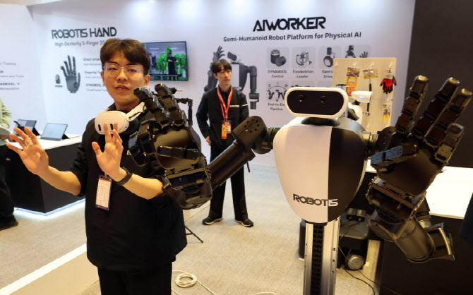 사람의 손 동작 그대로 따라하는 로보티스 로봇                                                                                                                                                      
