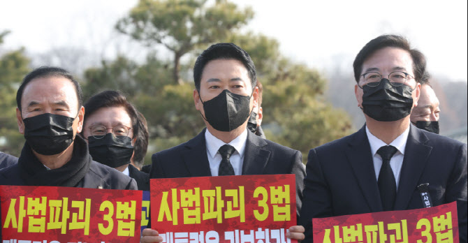 마스크 쓴 장동혁 대표와 송언석 원내대표                                                                                                                                                           