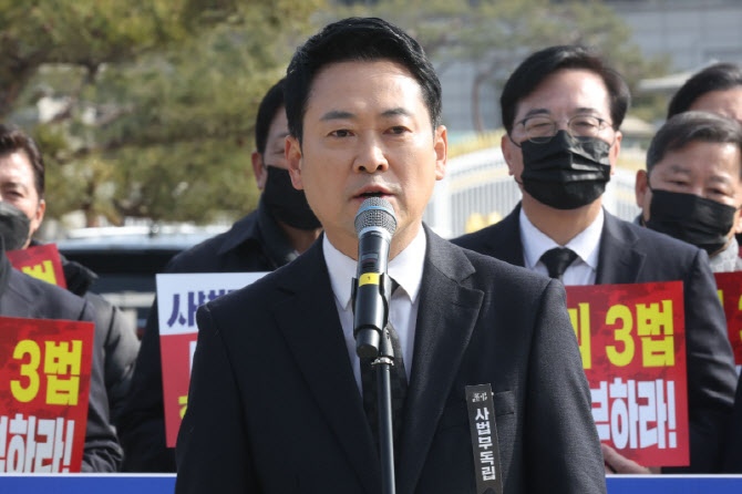 장동혁 대표, '사법부 독립' 근조 리본                                                                                                                                                    