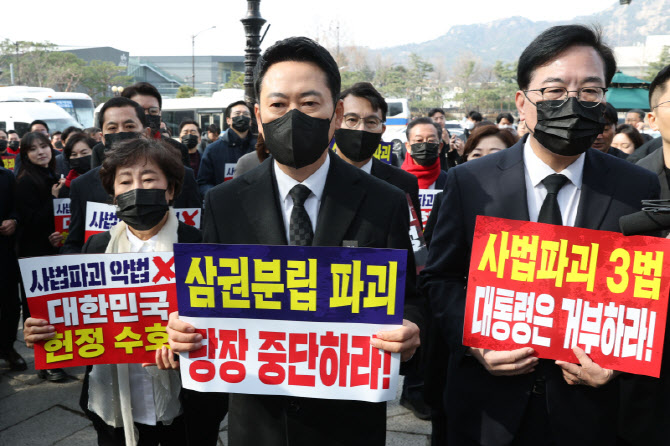 청와대로 이동하는 국민의힘 의원들                                                                                                                                                                 