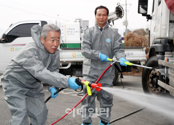  차량 방역하는 강호동 농협회장                                                                                                                                                                    