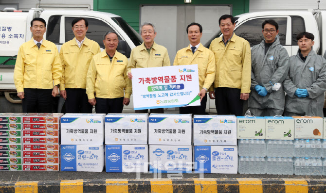  방역 관계자 격려하는 강호동 농협회장                                                                                                                                                             