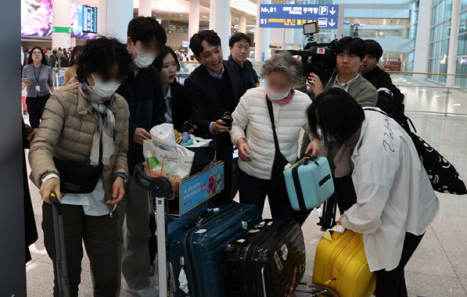 취재진 질의받는 두바이 여행객들                                                                                                                                                                   
