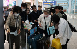 [포토]취재진 질의받는 두바이 여행객들                                                                                                                                                                   