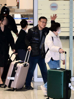 [포토]손 흔들며 입국하는 두바이 여행객                                                                                                                                                                  