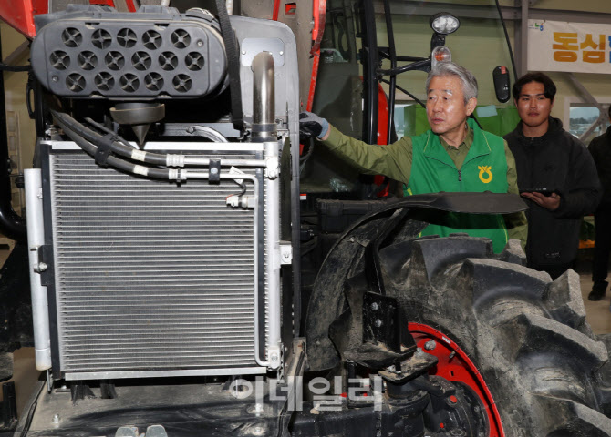  농기계 살펴보는 강호동 농협회장                                                                                                                                                                  