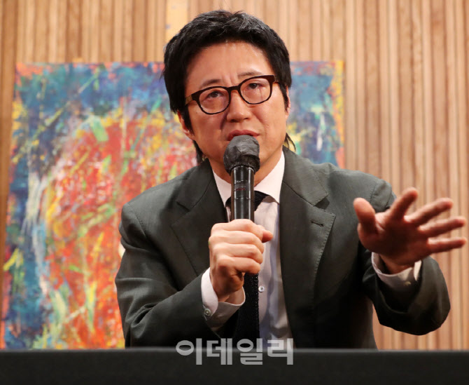  기자회견하는 박신양 화가                                                                                                                                                                         