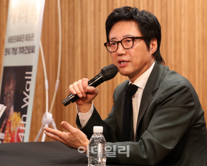  기자회견하는 박신양 화가                                                                                                                                                                         