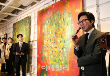 자신의 작품 설명하는 박신양 화가