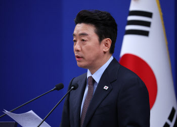 靑 "UAE 석유 600만배럴 확보…우리 국민도 귀환"