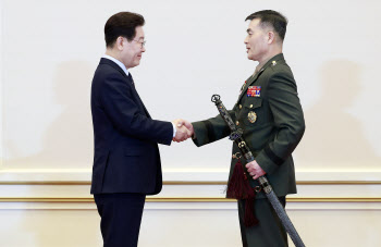 李대통령 "軍 정치적 중립 확고히 해달라"