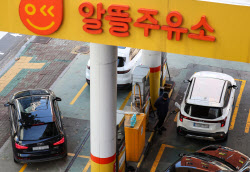 “비싸게 팔 거면 간판 떼라”…알뜰주유소 사업주 떨게 한 문자 한 통