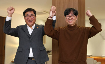 최휘영 장관 "'김은희와 사는 남자' 덕에… 한국영화 기지개"
