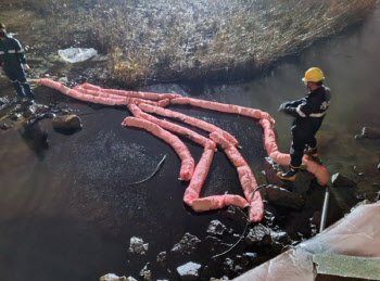 울산 온산공단서 원유 200L 유출…긴급 방제 작업 중