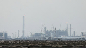 쿠웨이트 “이란 긴장 고조에 예방적 감산”…호르무즈 봉쇄 여파