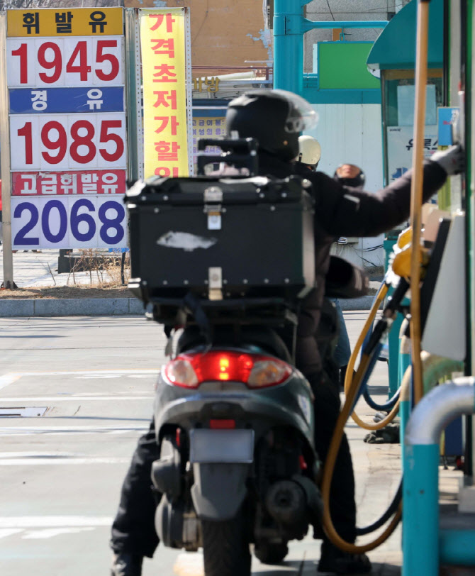 '기름값 2천원 시대' 눈앞…정부, 30년만에 가격상한제 꺼내나                                                                                                                              