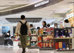 환율 1500원에 물류 리스크까지…반등 노리던 면세점 ‘긴장’