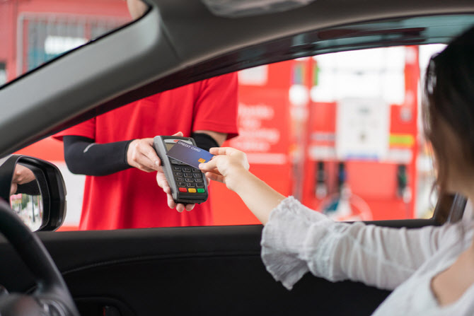 기름값 2300원 시대...주유 할인 카드 다시 뜬다 - 뉴스 썸네일 이미지