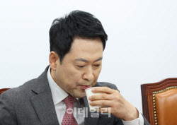 [포토]'물 마시는 장동혁 대표'                                                                                                                                                                 