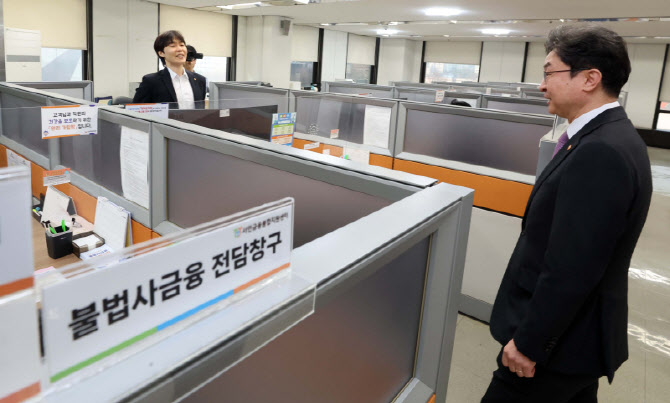 서민금융통합지원센터 직원 격려하는 이억원 금융위원장                                                                                                                                              