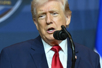 [속보]트럼프 “이란전 예정보다 빠르게 진행…매우 완성 단계 가까워”