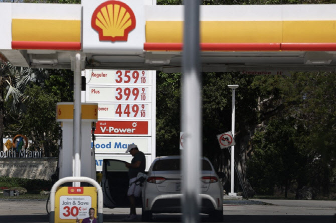 트럼프 “이란전 거의 끝났다”…유가 120→80달러대 ‘롤러코스터’(종합)