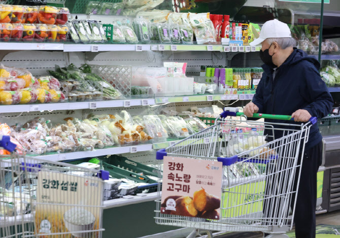 물가·중동 이중 압박에 장바구니 비상                                                                                                                                                              