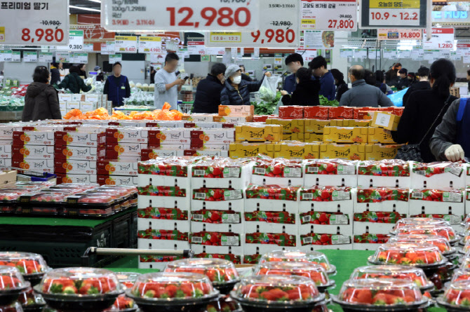 안 오른 게 없다…축산물부터 과일까지 '물가 쇼크'                                                                                                                                        