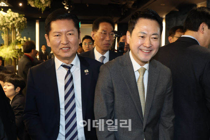 미소 지으며 참석하는 정청래-장동혁 대표                                                                                                                                                           