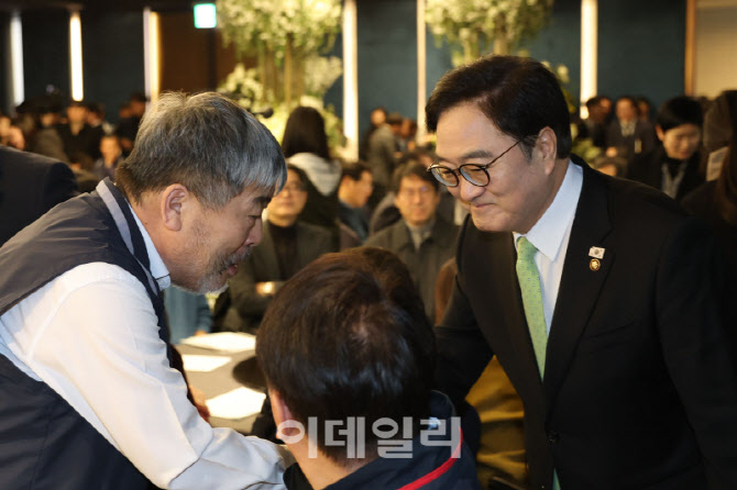 인사 나누는 우원식 의장-김동명 위원장                                                                                                                                                             