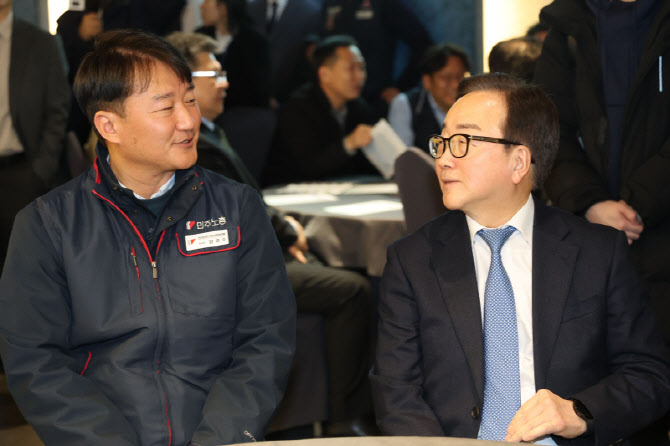 대화 나누는 양경수 위원장-이동근 상근부회장 