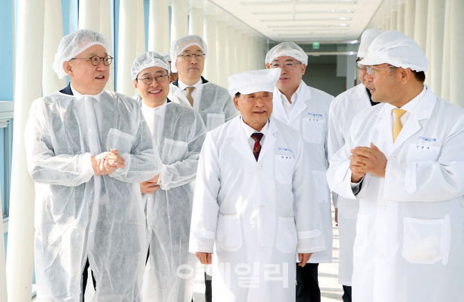 신한은행, K-뷰티 선도기업 방문…'생산적 금융' 지원 강화